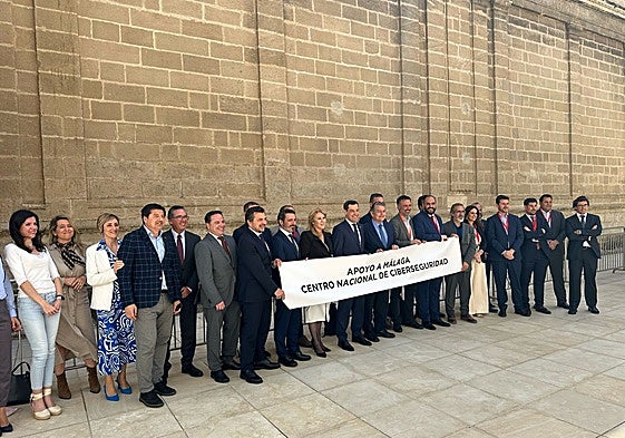 Miembros del Clúster de Ciberseguridad de Málaga, en el Parlamento junto al presidente de la Junta, miembros de su gobierno y parlamentarios del PP.