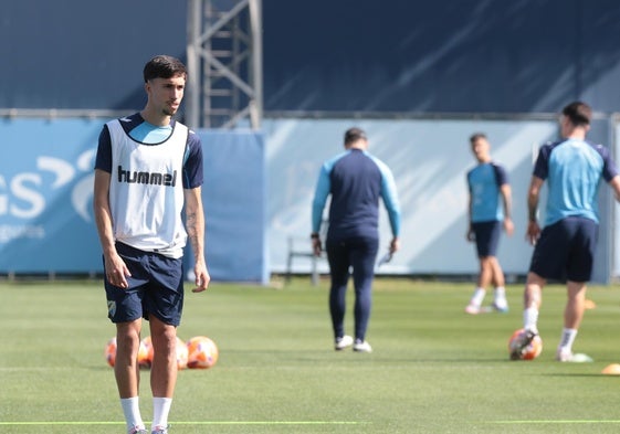 David Larrubia, sobre el balón durante el entrenamiento del jueves.