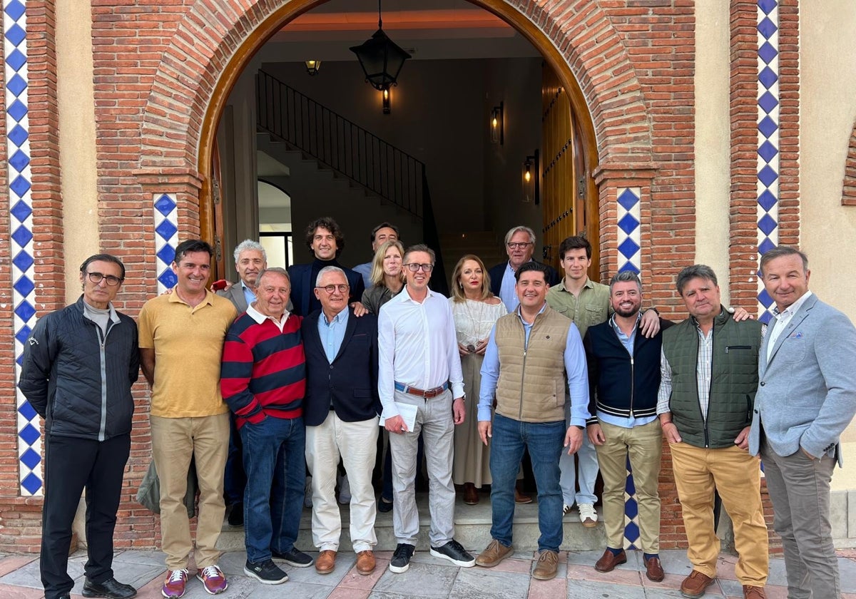 Miembros de la escuela, representantes de la propiedad y del Ayuntamiento, tras una reciente reunión.