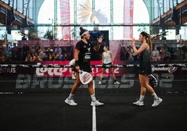 Bea González y Claudia Fernández, en el P2 de Bruselas.