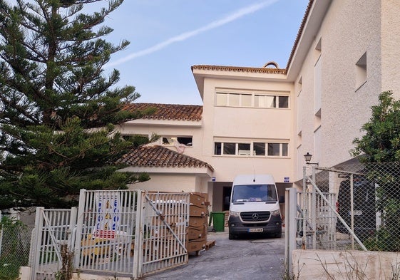 Imagen del edificio de la urbanización El Olivar, que se convertirá en un centro de internamiento.