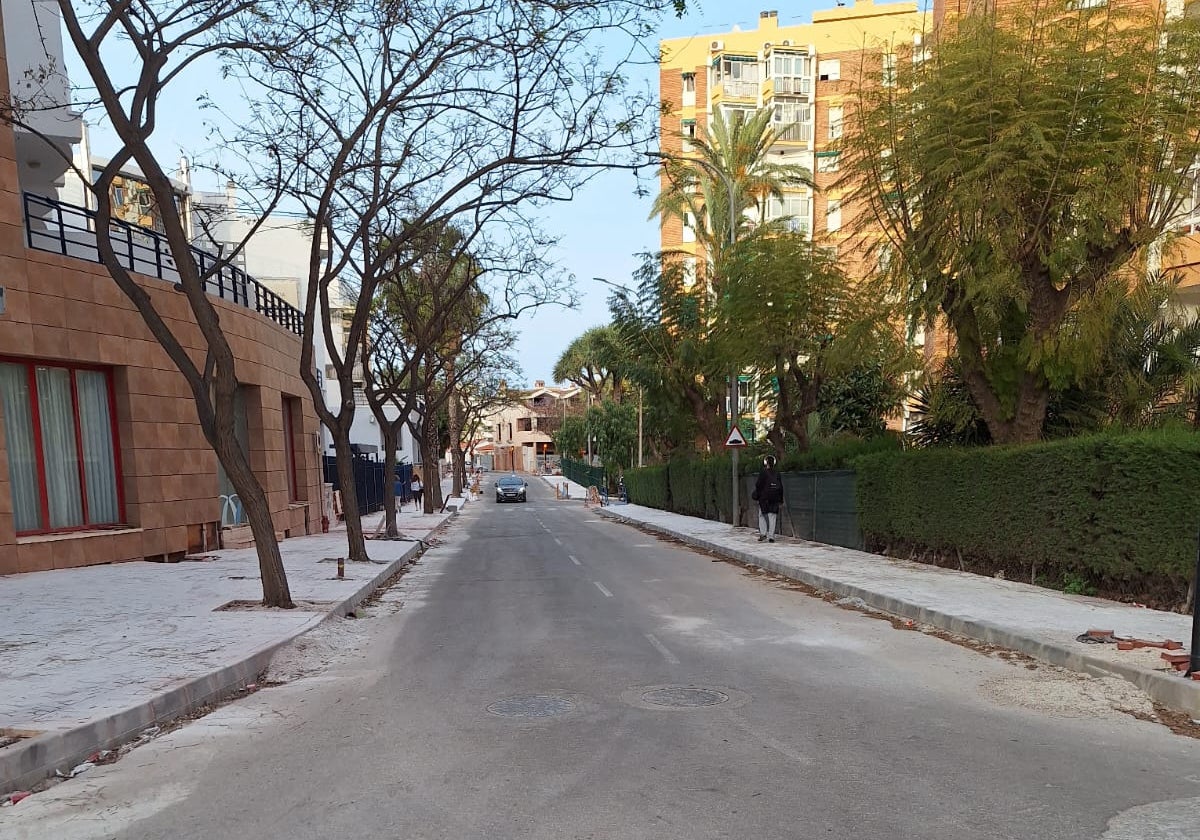 Mejoras en la red de abastecimiento de la calle Zodiaco de Benalmádena, aprovechando las obras en la zona