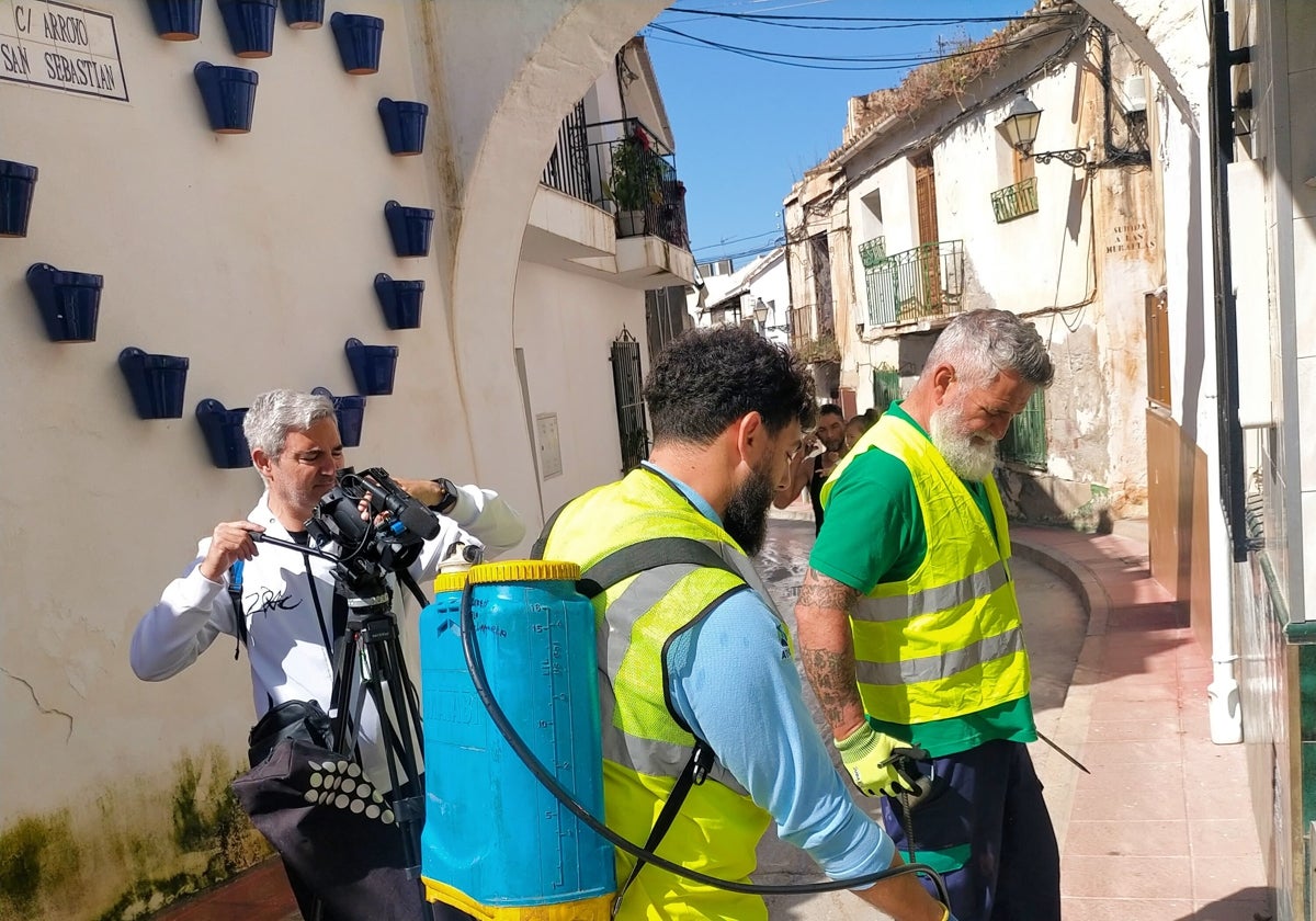 Dos operarios municipales, en una de las intervenciones frente a cucarachas y roedores.