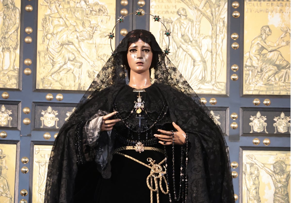 La Virgen e la Esperanza, ataviada de luto por la muerte del Papa Francisco, esta semana.