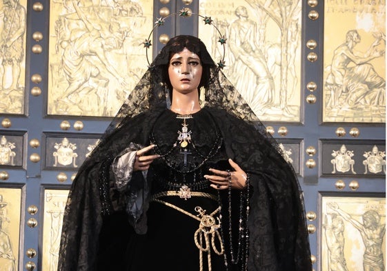 La Virgen e la Esperanza, ataviada de luto por la muerte del Papa Francisco, esta semana.