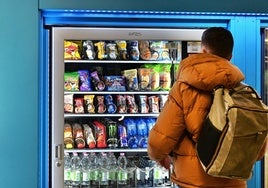 Ni donuts ni patatas: una nueva norma prohíbe todos estos alimentos en máquinas expendedoras de colegios e institutos