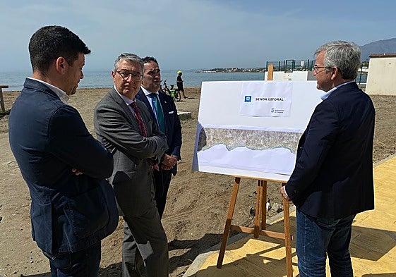 El alcalde de Estepona, García Urbano, y el presidente de la Diputación de Málaga, Salado Escaño, con el mapa de toda la Senda Litoral esteponera, el pasado 9 de abril, durante la inauguración de un nuevo tramo.
