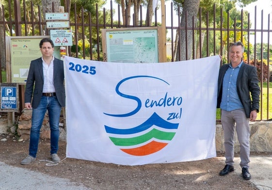 Los ediles Francisco Arce y Javier Rodríguez, junto a la bandera.