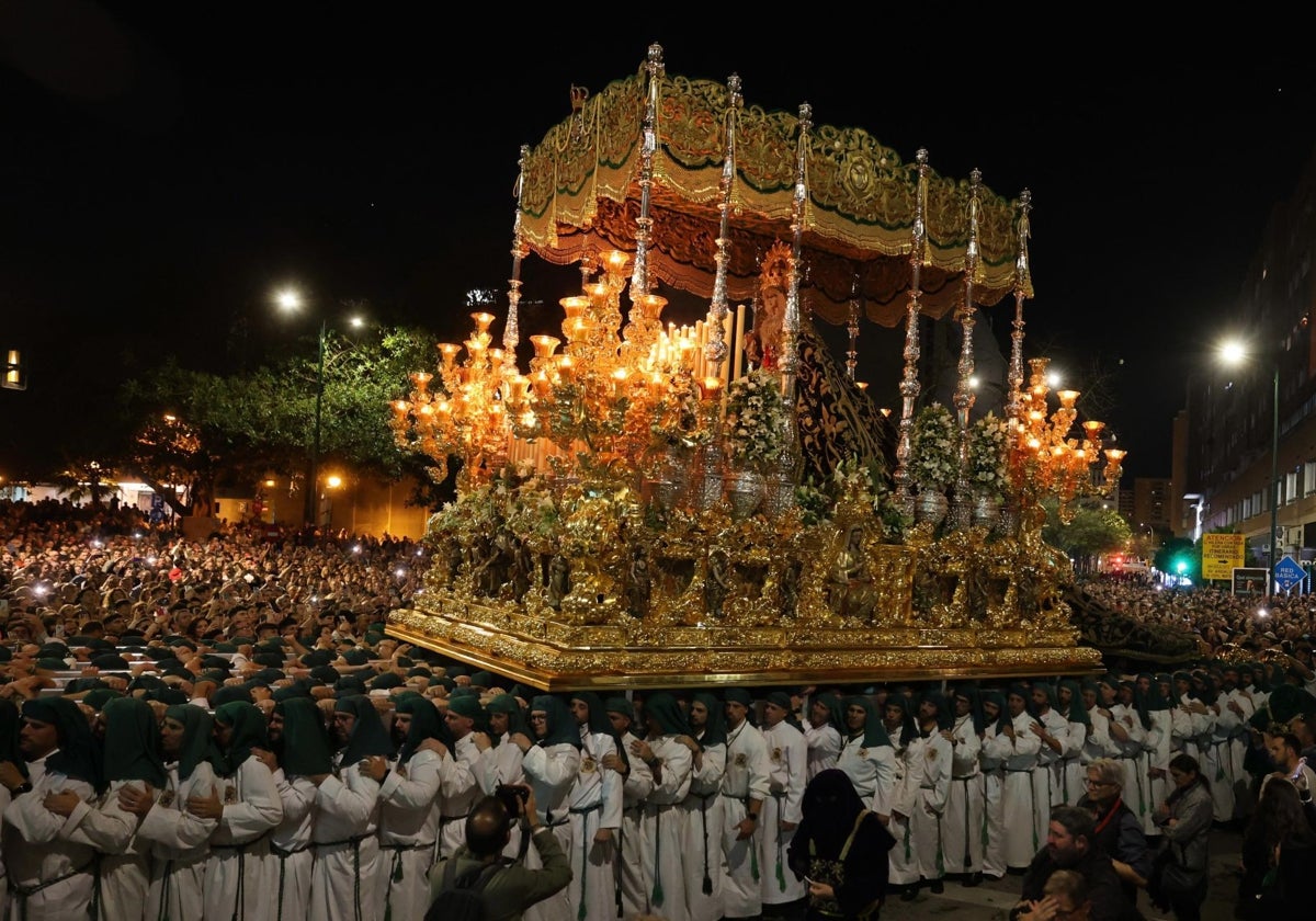 La Virgen de la Esperanza, en su salida procesional del pasado jueves instantes después de abandonar su casa hermandad.