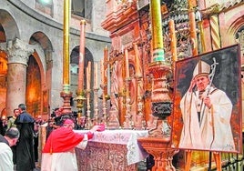 La misa funeral por el Papa Francisco en la Basílica del SantoSepulcro en Jerusalén estuvo presidida por el últimoretrato que Raúl Berzosa le hizo a Su Santidad::.