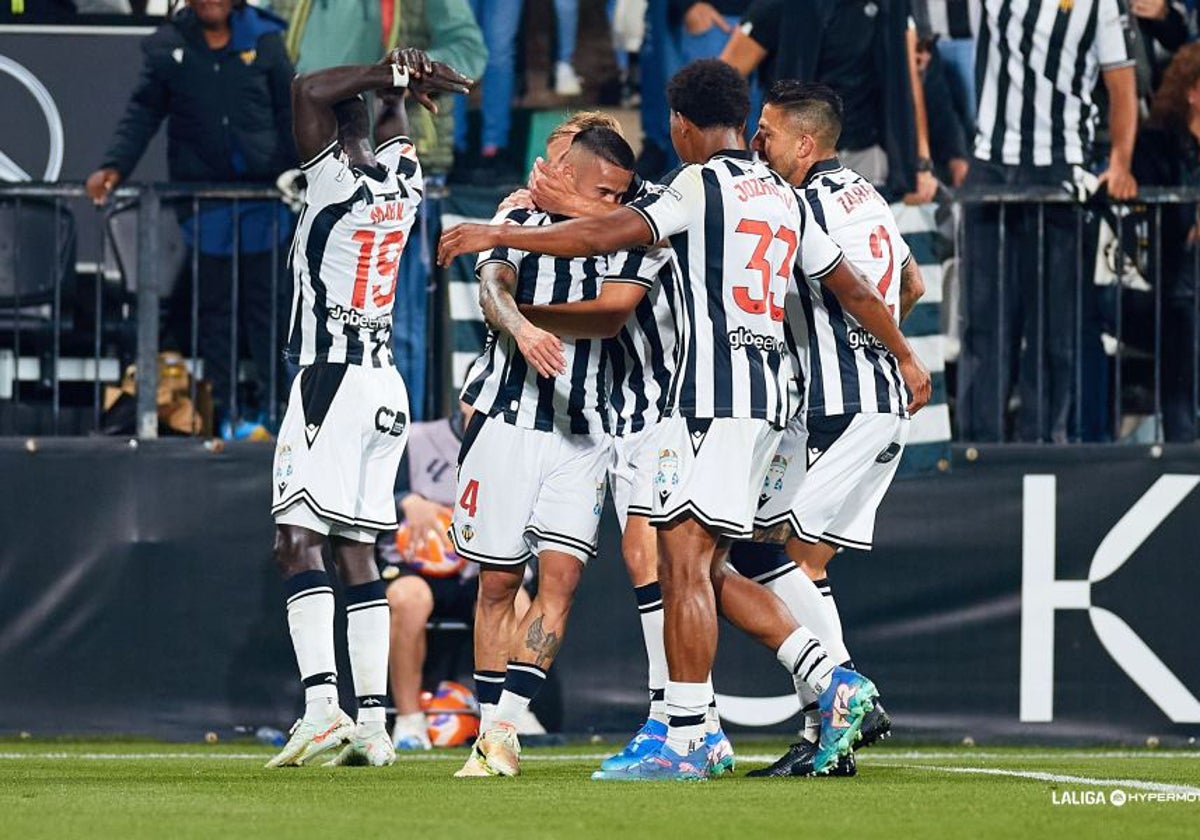Los jugadores del Castellón celebran uno de los dos goles de Isra Suero frente al Almería.