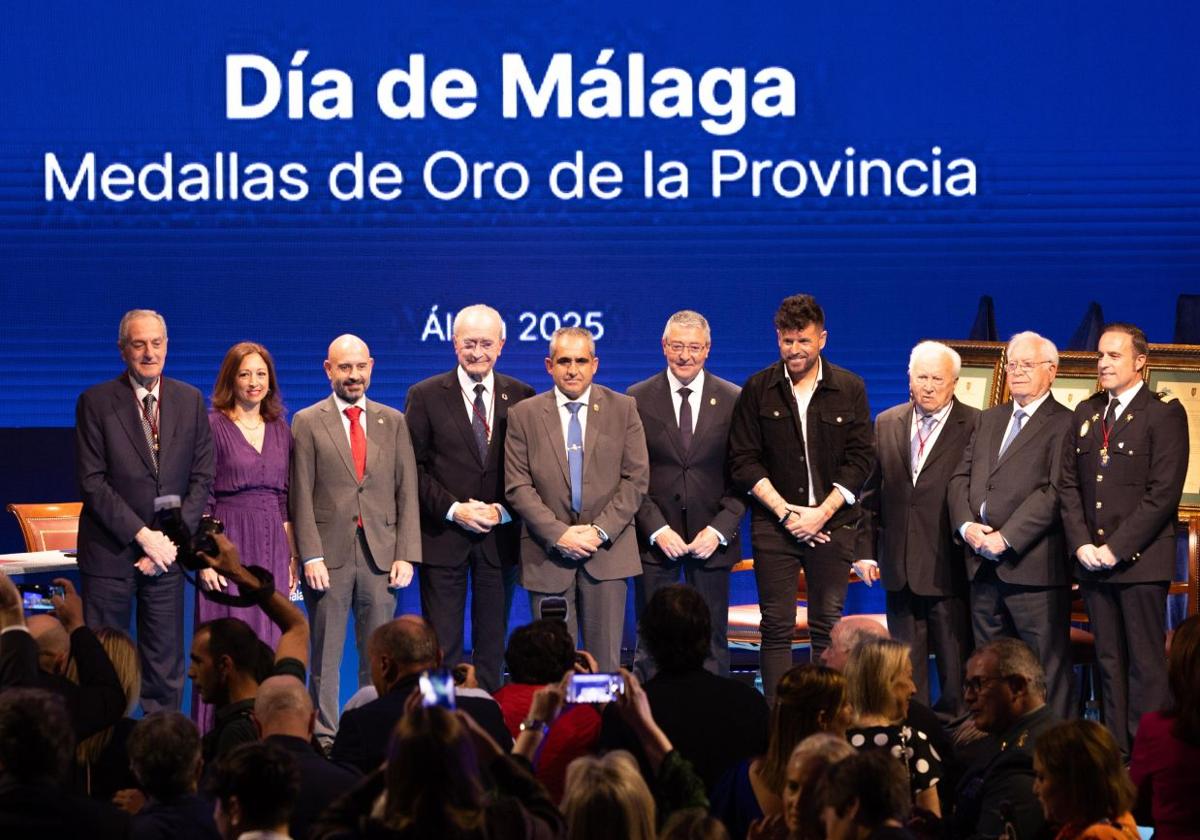 Málaga cuelga sus medallas de oro a Navarro Hermanos, Pablo López, Fundación El Pimpi, Paco de la Torre y Consorcio de Bomberos
