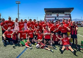Los jugadores y técnicos del San Pedro celebran el ascenso.