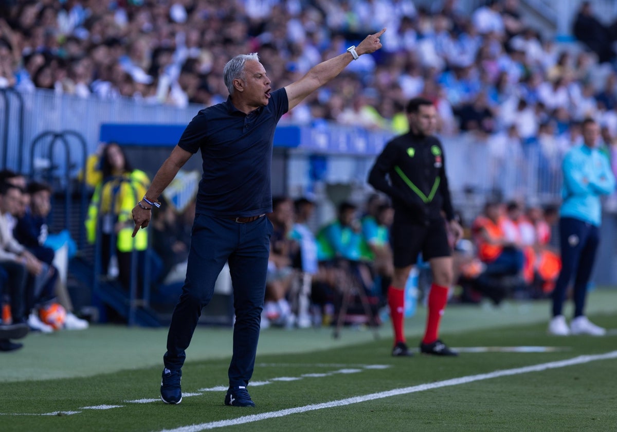 Pellicer da instrucciones a sus jugadores desde la banda.
