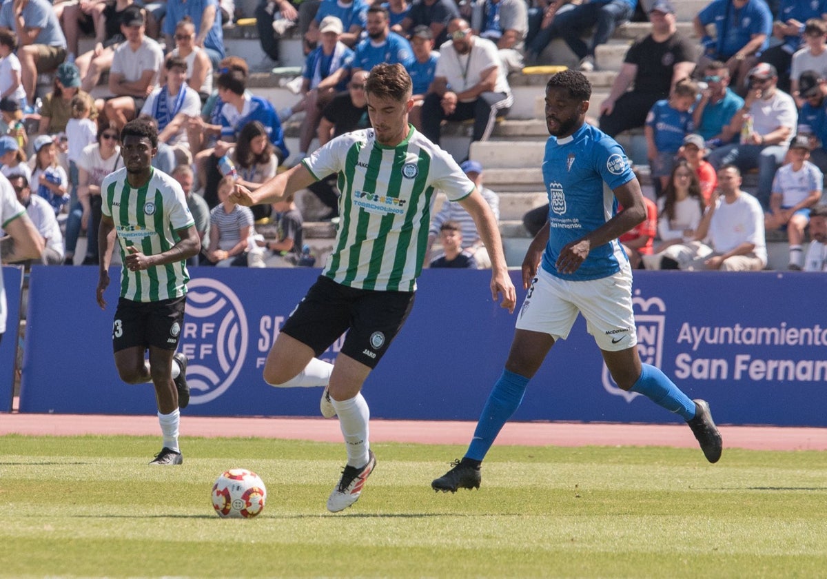 Segunda RFEF: El Torremolinos gana al San Fernando y mantiene vivas las opciones de ascenso directo