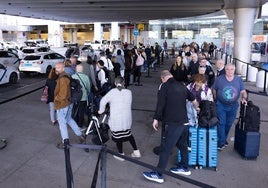 Colas de viajeros en la parada de taxis del aeropuerto de Málaga