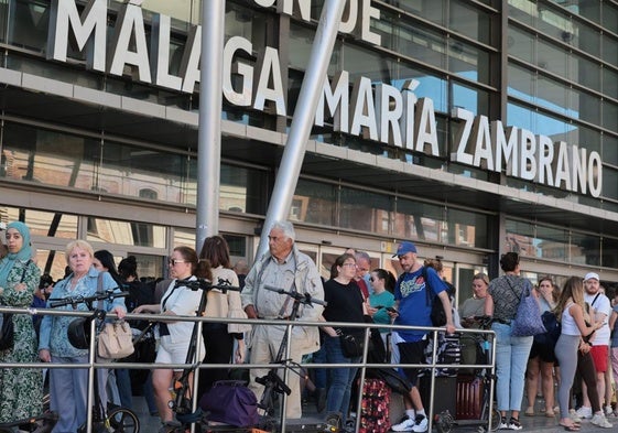 Viajeros en la estación María Zambrano