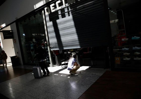 Un comercio cerrado en la capital malagueña
