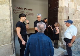 En el museo Picasso informan que solo pueden acceder los que ya dispusieran de una entrada por Internet.