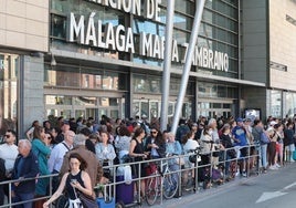 Cientos de personas, agolpados en las puertas de la estación María Zambrano de Málaga