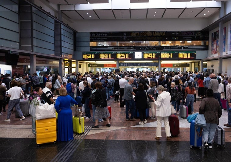 Viajeros esta mañana esperando en el vestíbulo de la estación María Zambrano.
