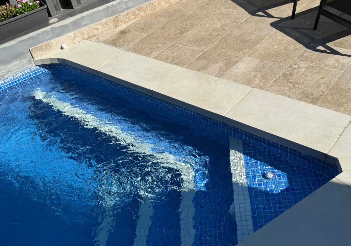 Imagen principal - Tres imágenes de daños en la vivienda de Rafael Ramos en Caleta de Vélez, junto al campo de golf, provocados por impactos de bolas.