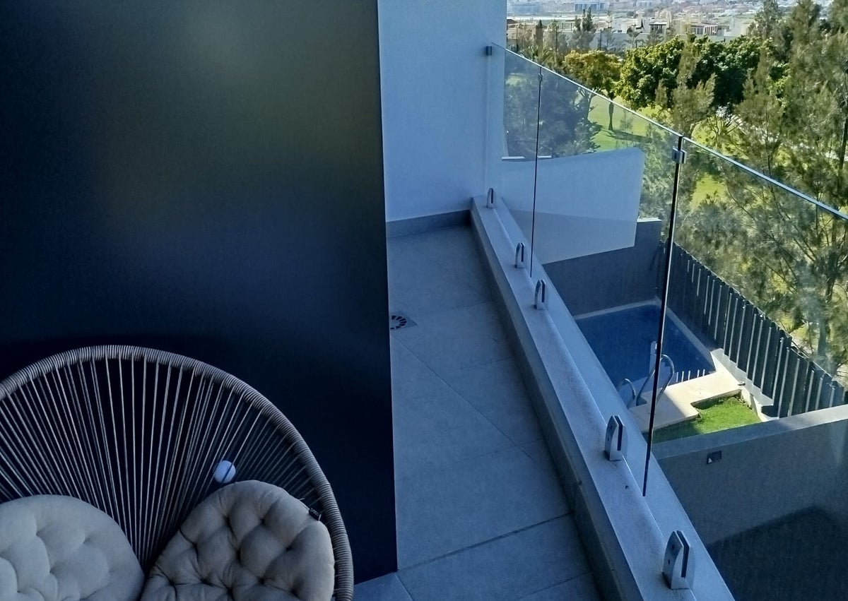 Imagen secundaria 1 - Tres imágenes de daños en la vivienda de Rafael Ramos en Caleta de Vélez, junto al campo de golf, provocados por impactos de bolas.