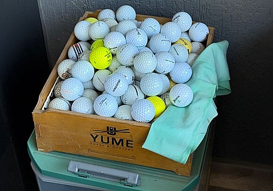 Imagen de una caja con pelotas de golf recogidas por Rafael Ramos en su vivienda.