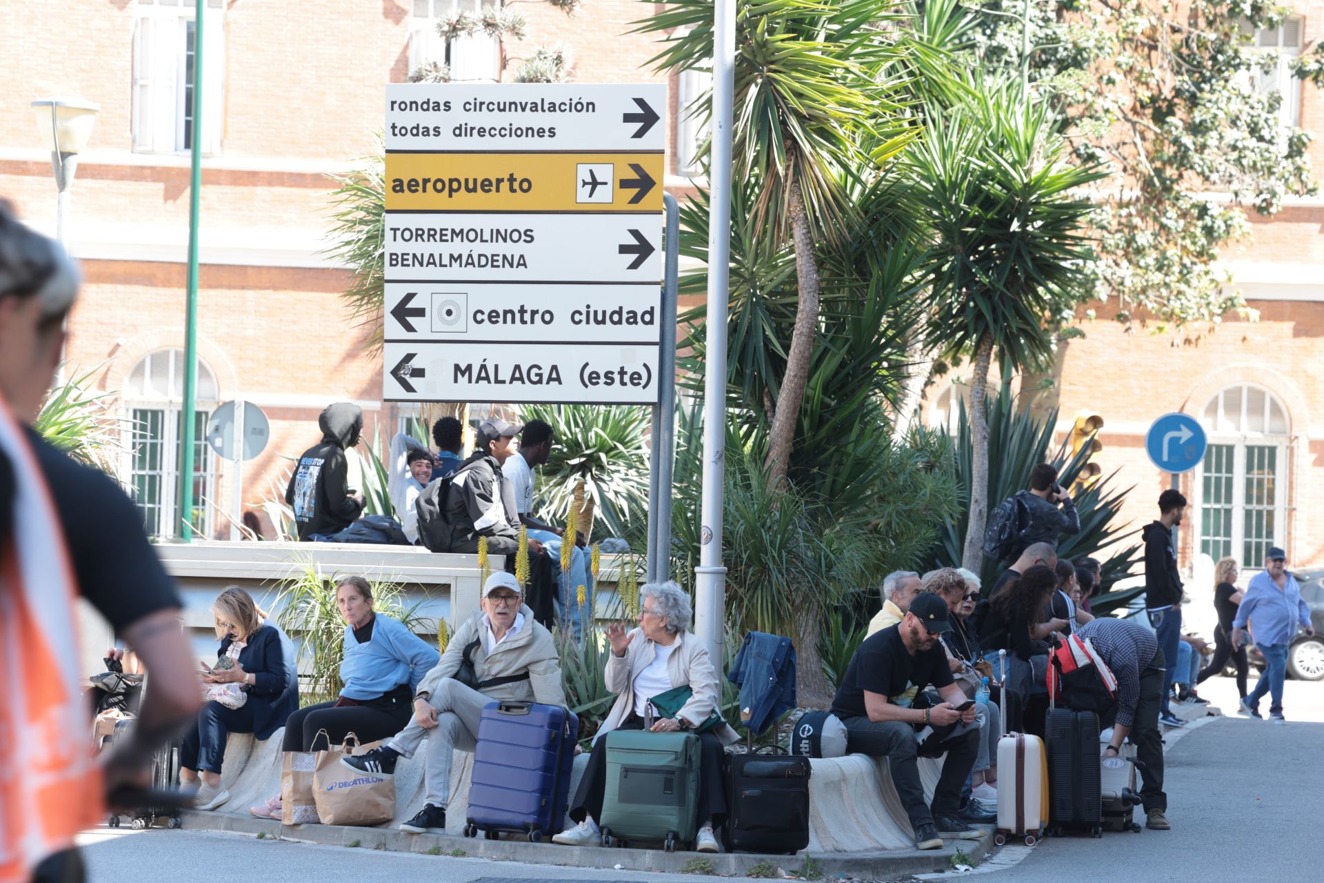 Viajeros en los alrededores de la estación María Zambrano