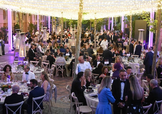 La terraza del hotel se iluminó con generadores durante la cena.