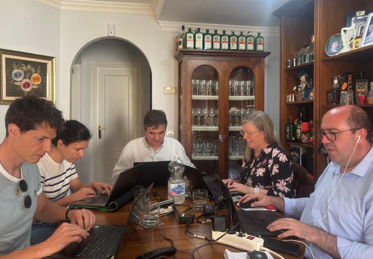 Imagen principal - El oficio de hacer un periódico en pleno apagón