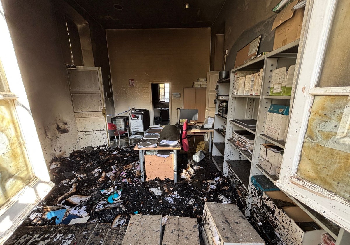 Aparatoso incendio de madrugada en la Tenencia de Alcaldía de Torre del Mar