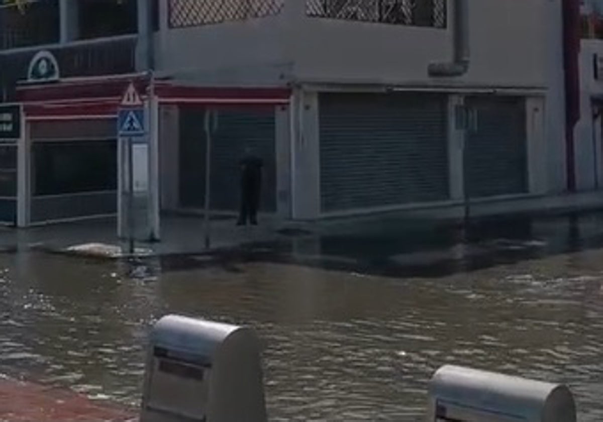 El fuerte temporal de levante provoca la inundación de parte del paseo marítimo de Torre del Mar