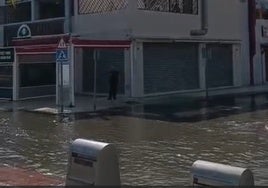Imagen de la balsa de agua del mar que se ha formado en la zona del Copo del paseo marítimo de Torre del Mar, este martes.