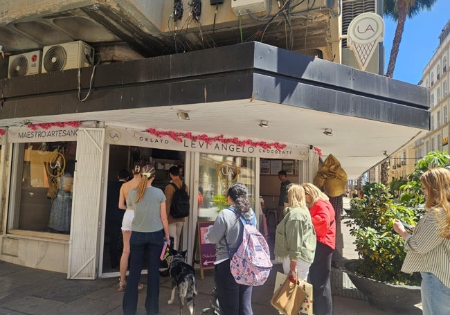Cola en la puerta de Levi Angelo, que ayer regaló helados.