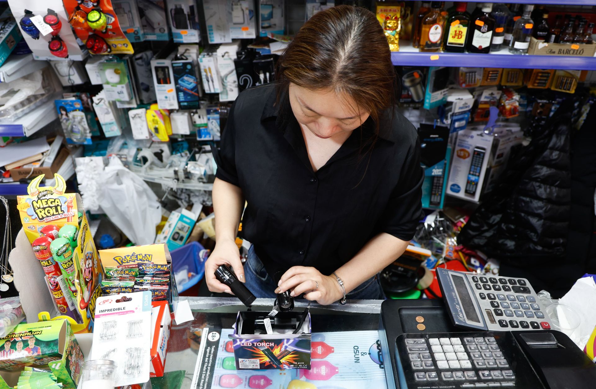 Gran demanda de velas, radios y pilas en tiendas de la capital.