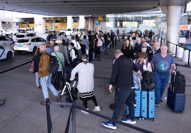 Ñito Salas fue de los primeros en desplazarse al aeropuerto para fotografiar las colas