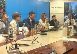 El presidente del Gobierno, Pedro Sánchez esta medianoche en Red Eléctrica de España siguiendo la gestión del gran apagón.