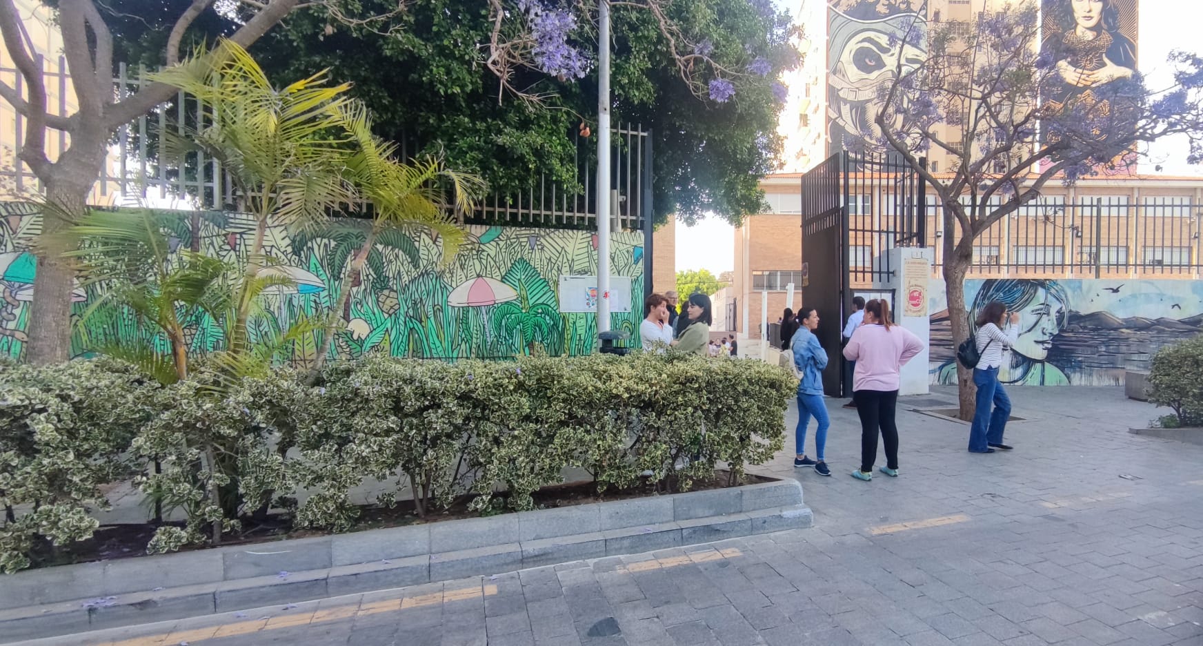Los colegios e institutos de Andalucía abren pero sin actividad lectiva.