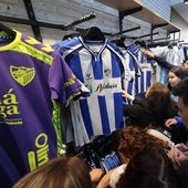Aficionados se agolpan en la nueva tienda del Málaga de Calle Larios para hacerse con la camiseta 'retro'.