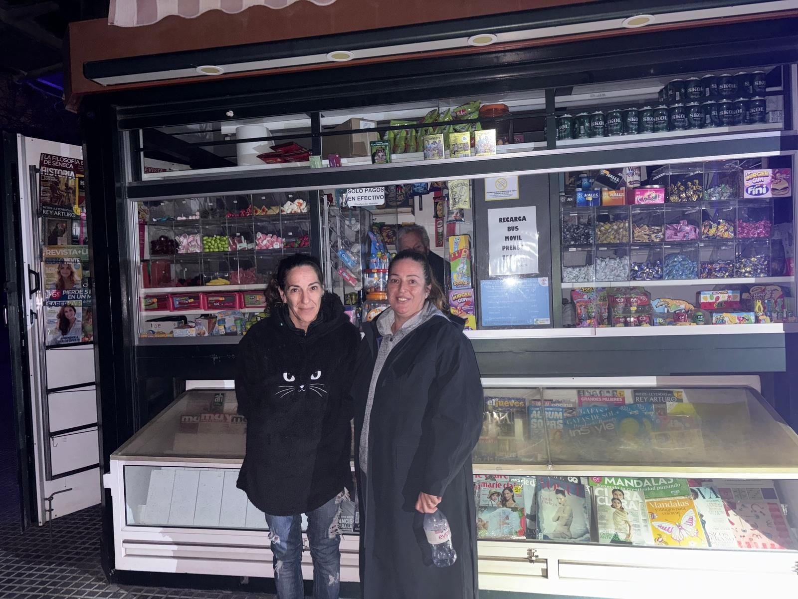 Carolina y Romina, trabajadoras de un kiosco familiar de calle La Unión hacen guardia al no poder cerrar la persiana, que es eléctrica, para evitar robos.