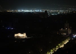El Centro de Málaga a oscuras mientras que en la zona del aeropuerto ya había luz.