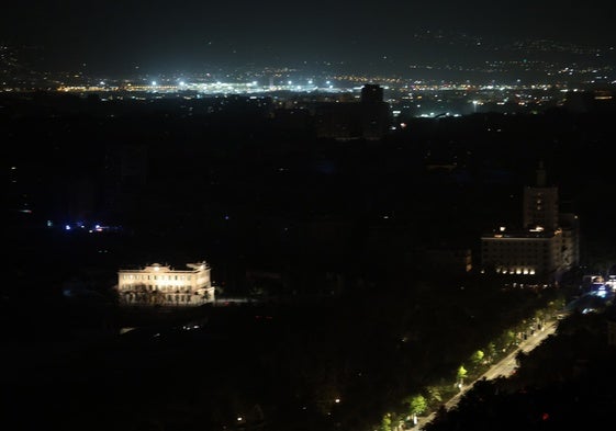 El Centro de Málaga a oscuras mientras que en la zona del aeropuerto ya había luz.