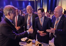 Juanma Moreno, este miércoles en Valencia junto a Núñez Feijóo y dirigentes del PP Europeo.