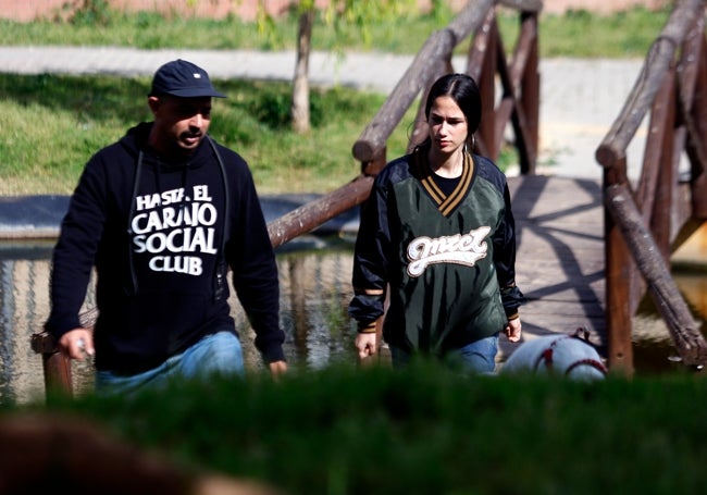 Faenna junto su mánager, Gharuda, en el parque de Huelin