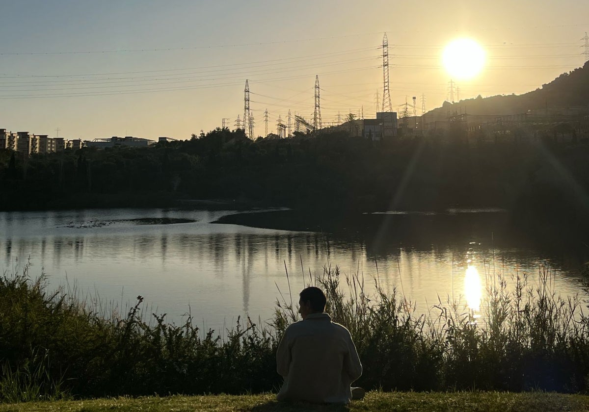 Un joven lee en el parque de la Laguna tras el apagón.