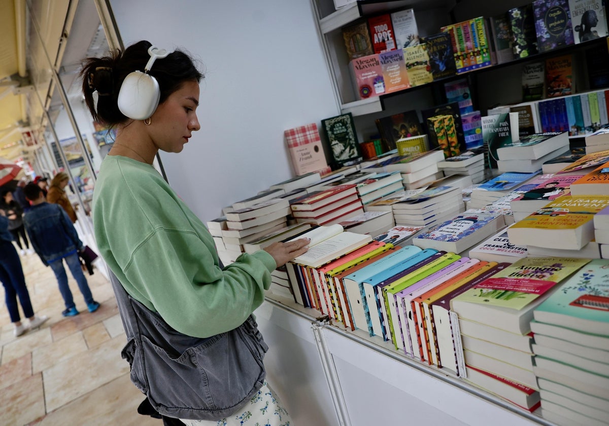 Imagen principal - La Feria del Libro abre en el Parque: estas son las recomendaciones de los libreros