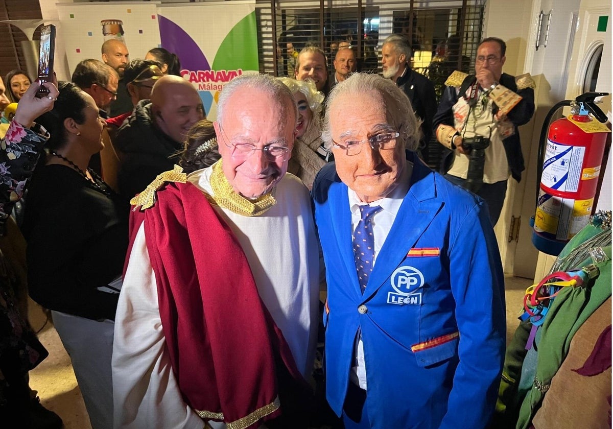 El alcalde y su doble en el pasado Carnaval de Málaga.