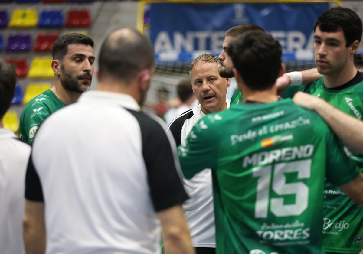 El Balonmano Los Dólmenes, sumido en la duda