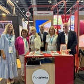 La alcaldesa, Ángeles Muñoz, en el stand de Marbella en la Arabian Travel Market de Dubái.